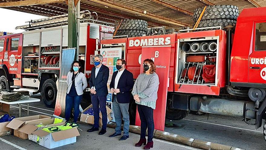 Foto de familia tras donar los vehículos.