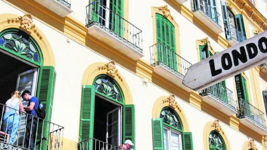 Turistas en la Plaza de la Merced de Málaga. | L.O