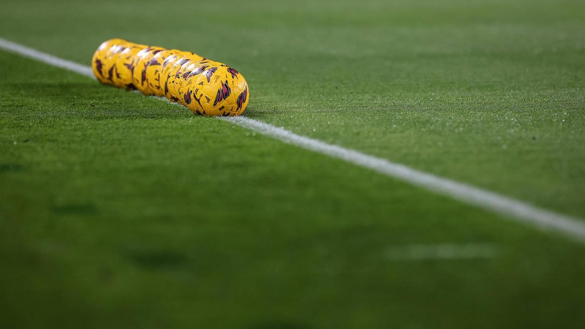 Varios balones, sobre el césped