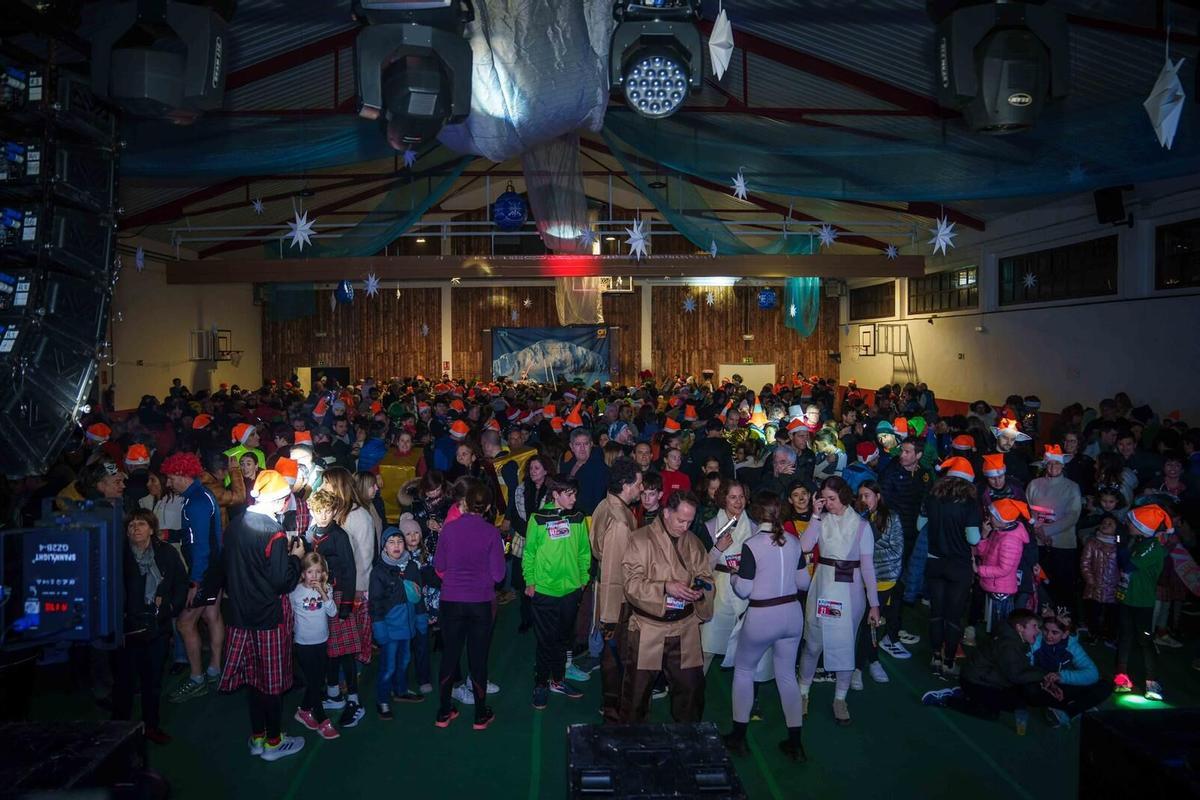 Los participantes, en el pabellón de Villanúa.