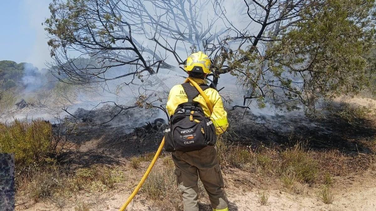 Bomberos sofocando un fuego.