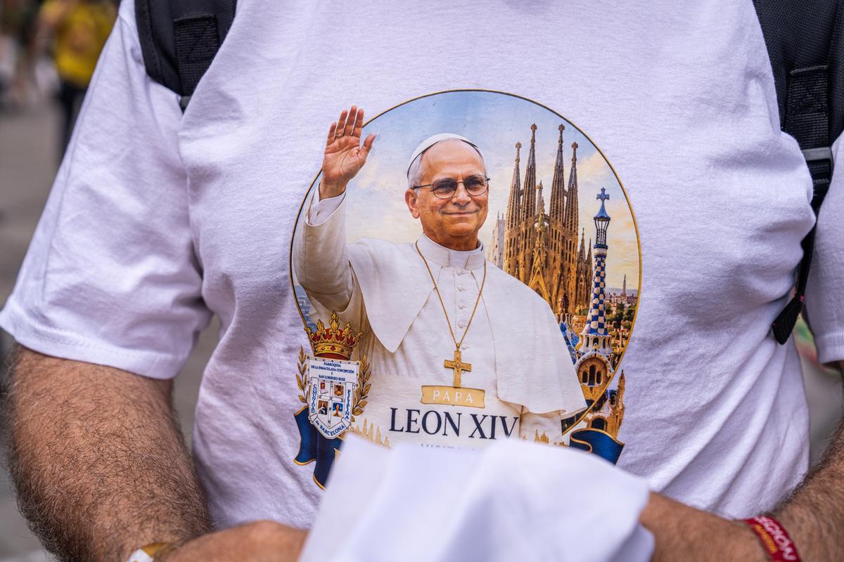 Fieles esperan en la catedral de Barcelona la llegada del papa León XIV