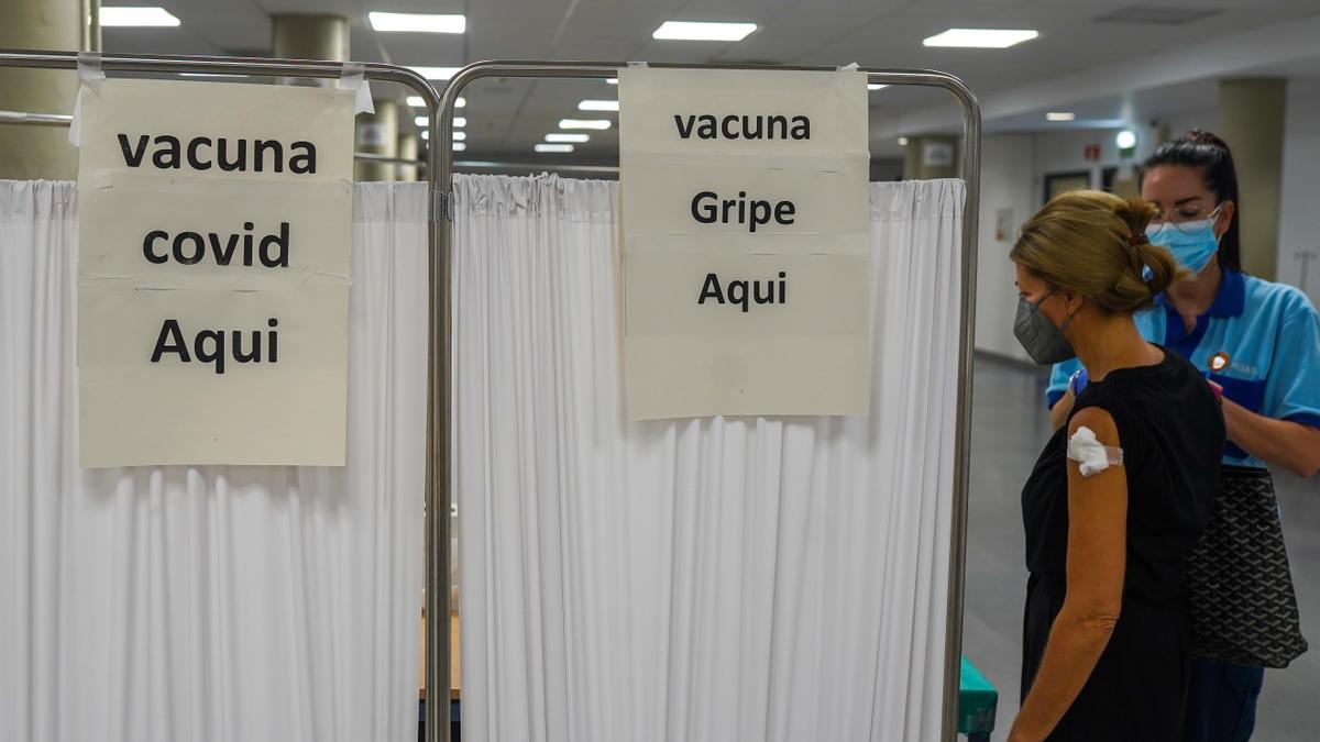 Vacunación conjunta del covid y la gripe en un centro sanitario.