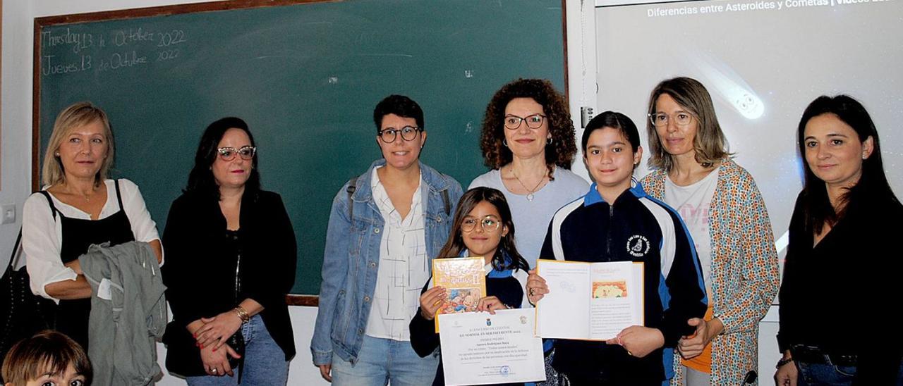 La ganadora del concurso, en el centro de la imagen, junto a la edil Alicia Galisteo y representantes de la organización.