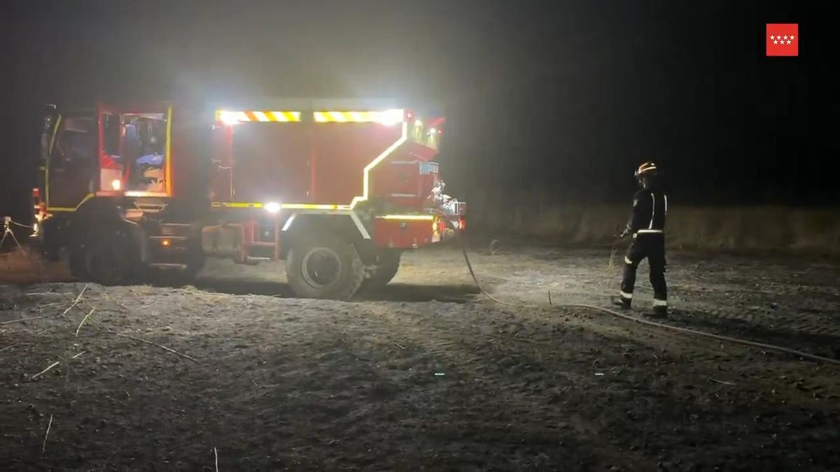 Los bomberos hallan el cuerpo carbonizado de un hombre durante la extinción de un incendio en Morata de Tajuña