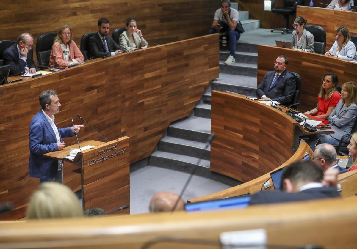 Adrián Barbón atiende el discurso de Ovidio Zapico en el Parlamento de Asturias.
