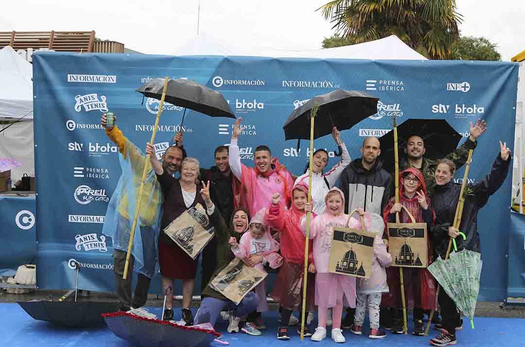 Santa Faz 2022: Numerosos participantes en la romería se fotografían en el photocall de Información