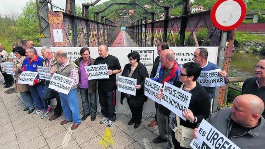 Un grupo de vecinos, frente al puente de La Maquinilla, en la concentración del pasado martes.