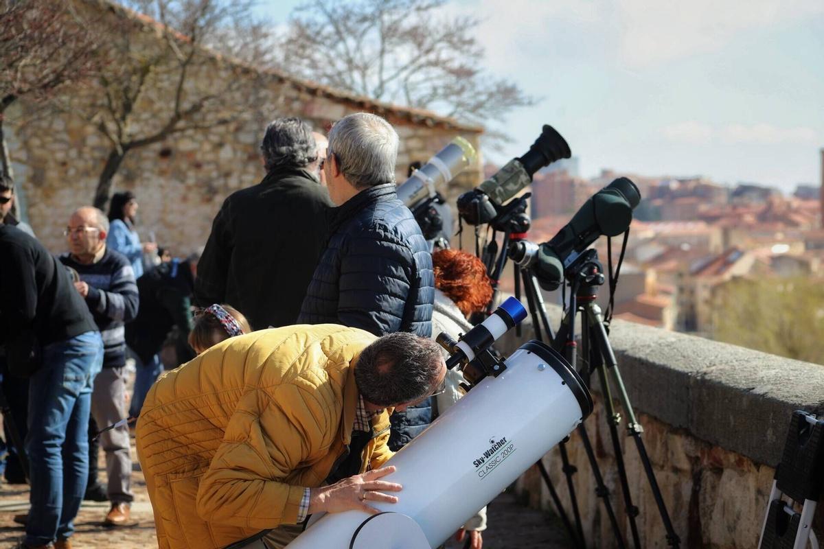 Zamora. Observación del eclipse parcial de sol, organizado por la Agrupación Zamorana de Astrología (AZA) con el apoyo del Patronato de Turismo de la Diputación de Zamora que financia las gafas homologadas