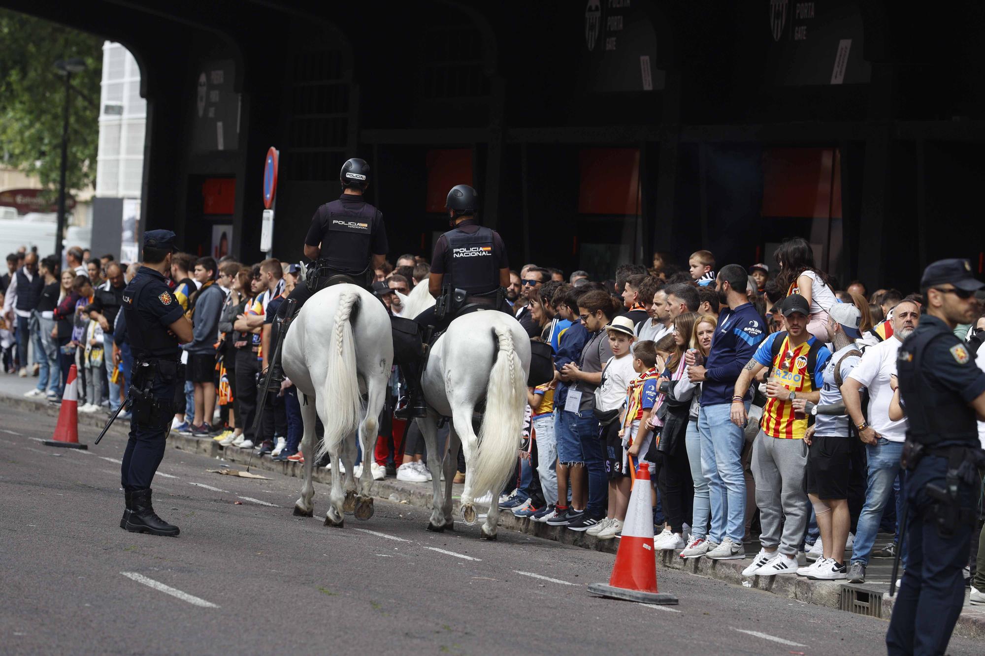 Ambiente festivo en la recepción al equipo