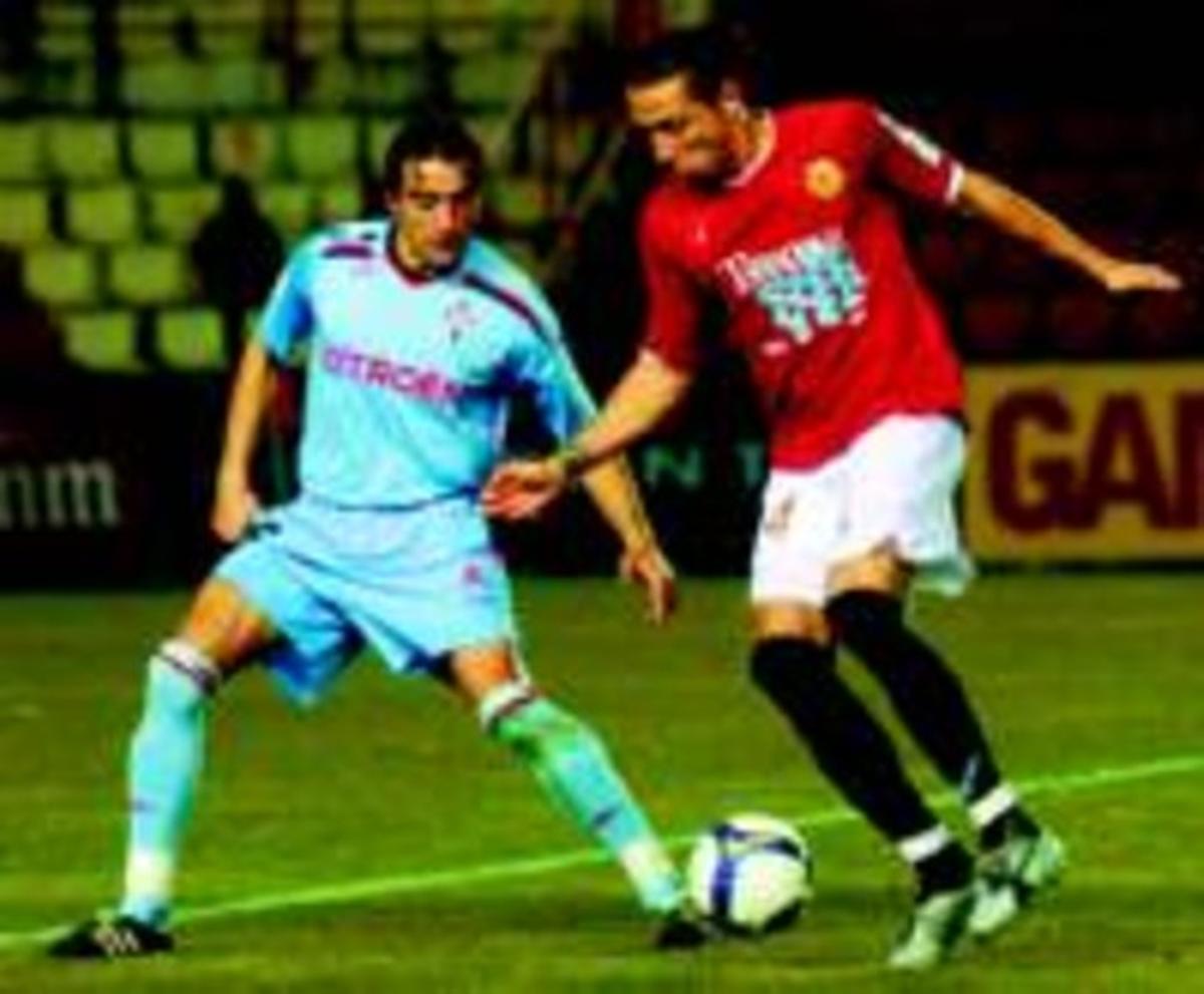 Davanter José Mari porta la pilota, dissabte, davant el Celta. Davanter José Mari porta la pilota, dissabte, davant el Celta.