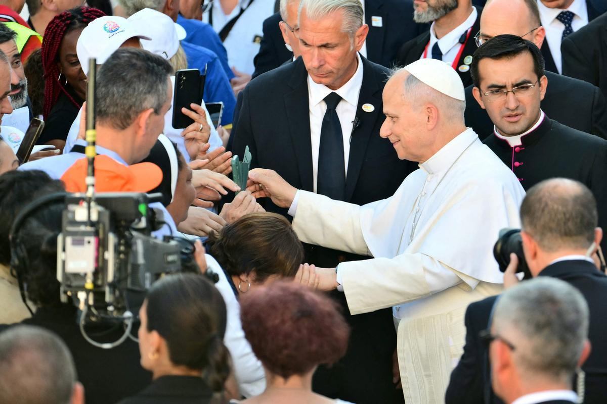 El papa León XIV en su visita este sábado al centro CEDIA 24 Horas, de Cáritas Madrid. El papa León XIV en su visita este sábado al centro CEDIA 24 Horas, de Cáritas Madrid.