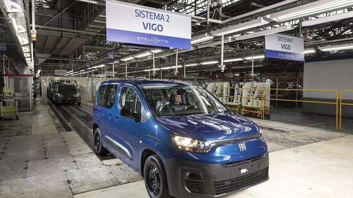 Una Fiat Doblò saliendo de las líneas de Stellantis Vigo