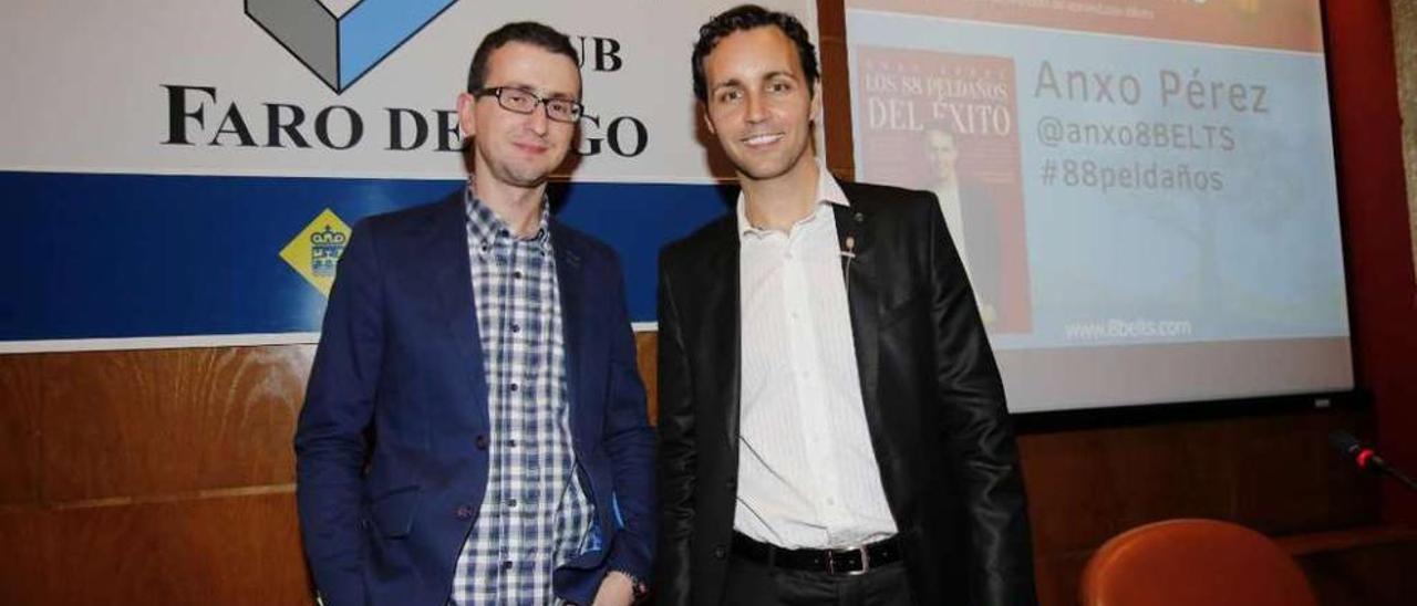 Anxo Pérez (dcha.) fue presentado por el periodista de la TVG Antonio Díaz. // Ricardo Grobas