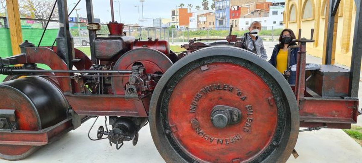 La vieja apisonadora que se exhibe junto al lavadero. | LEVANTE-EMV