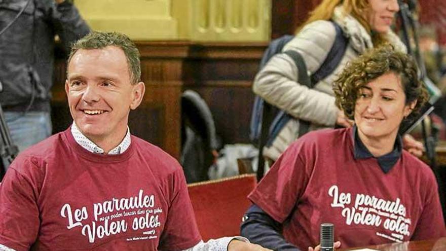 Diputados de Podemos acudieron ayer al Parlament con camisetas de apoyo a Valtonyc.