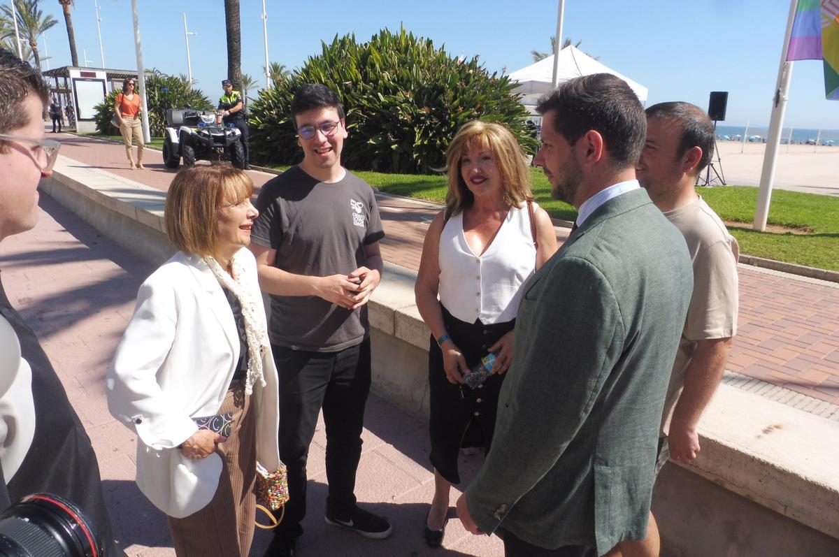 Prieto saluda a representantes de los colectivos.