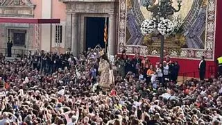 La Virgen sale al Traslado con un manto "Terreta" donado por la fallera mayor de València