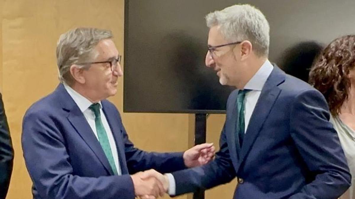 El ministro de Hacienda, Arcadi España, saluda a su homólogo en el Consell, José Antonio Rovira, este lunes en el CPFF en Madrid.