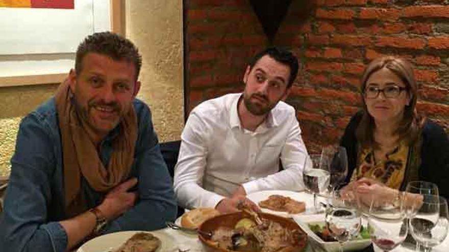 Pérez, Vicente y Martín Pozo degustan un lechazo.