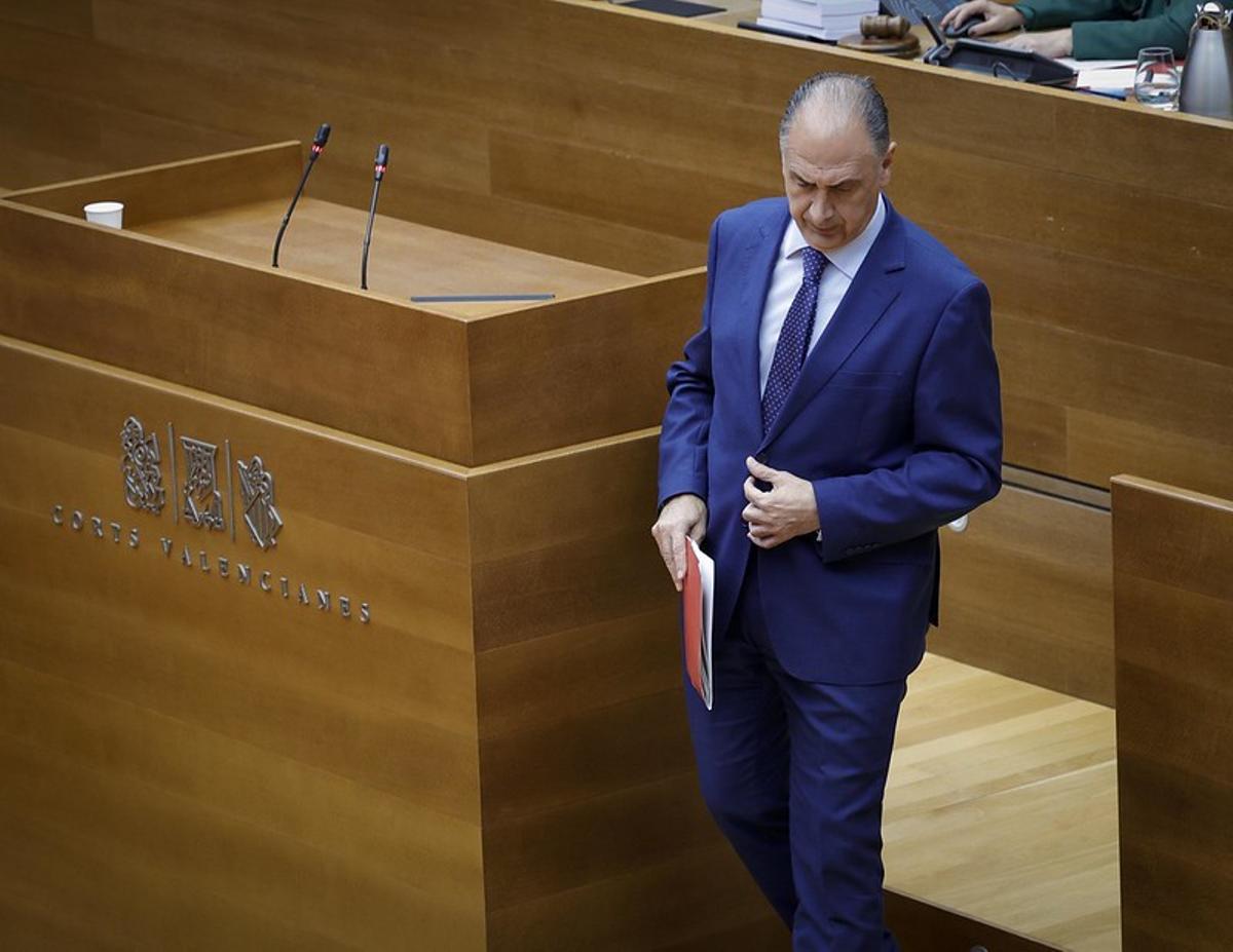 El conseller de Emergencias, Juan Carlos Valderrama, en Les Corts Valencianes este miércoles