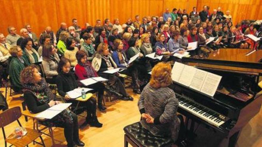Ensayo del orfeón en el Auditorio Martín Códax del Conservatorio Superior de Música.  // Jesús de Arcos