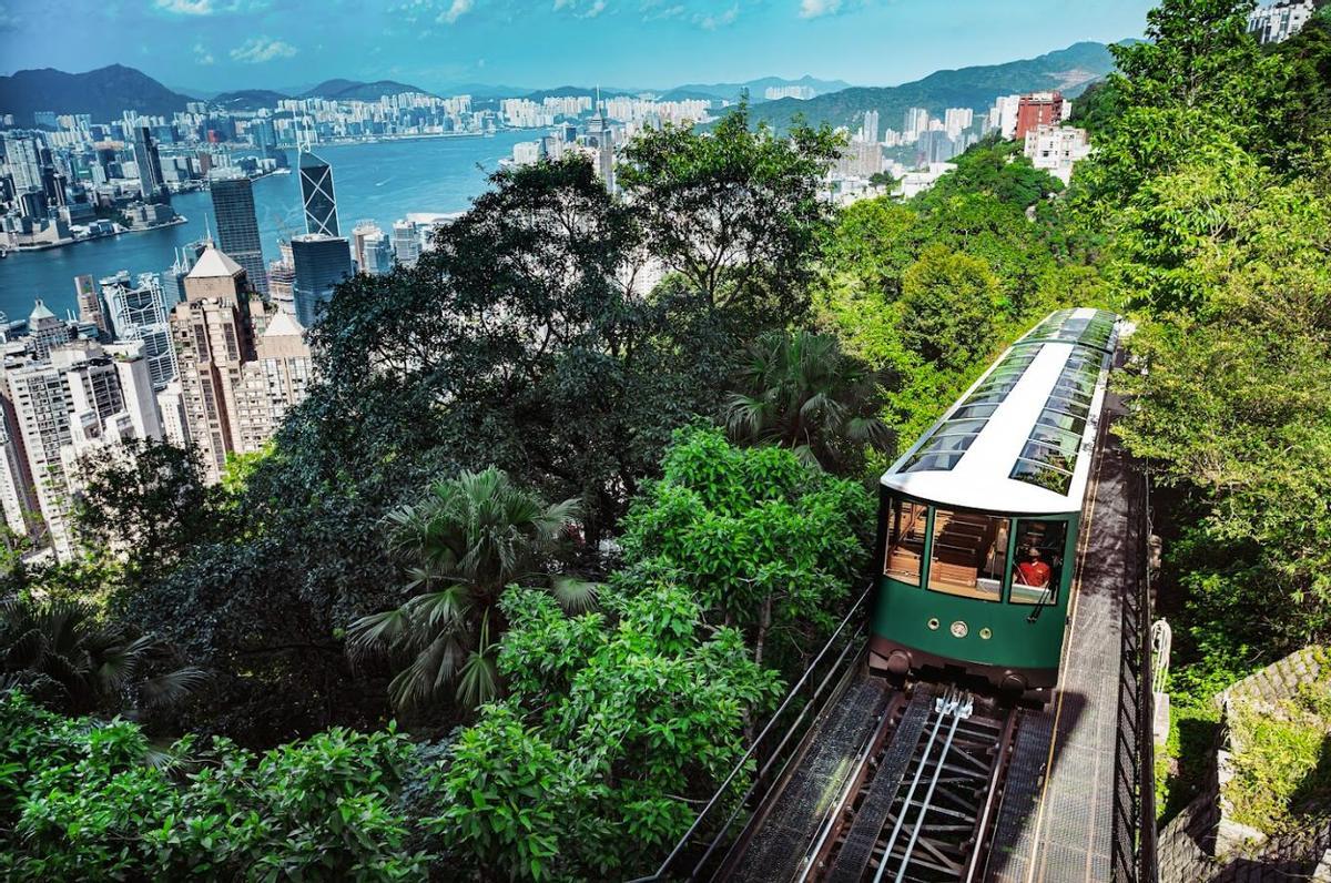El Peak Tram y el puerto Victoria abajo