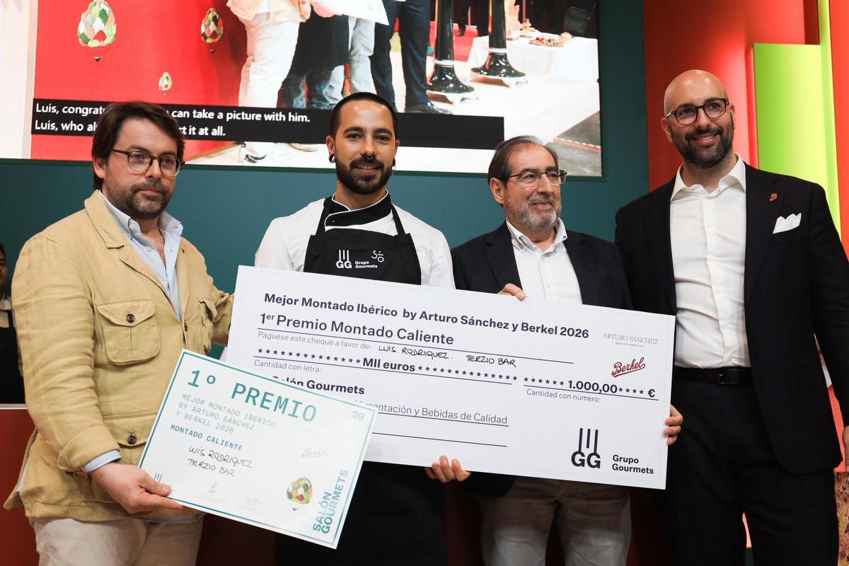 Luis Rodríguez, en representación de TerZio, junto al resto de ganadores del certamen El Mejor Montado Ibérico by Arturo Sánchez y Berkel 2026 en Salón Gourmets.