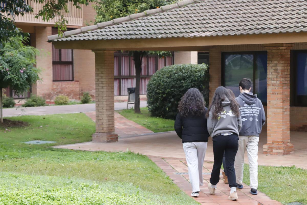 Un grupo de jóvenes pasea por el Colegio Mayor de la Asunción.