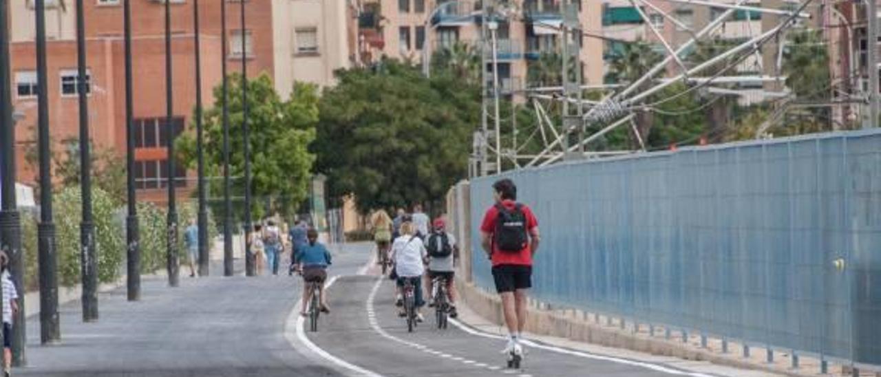 Usuarios del nuevo carril-bici de la calle Eivissa