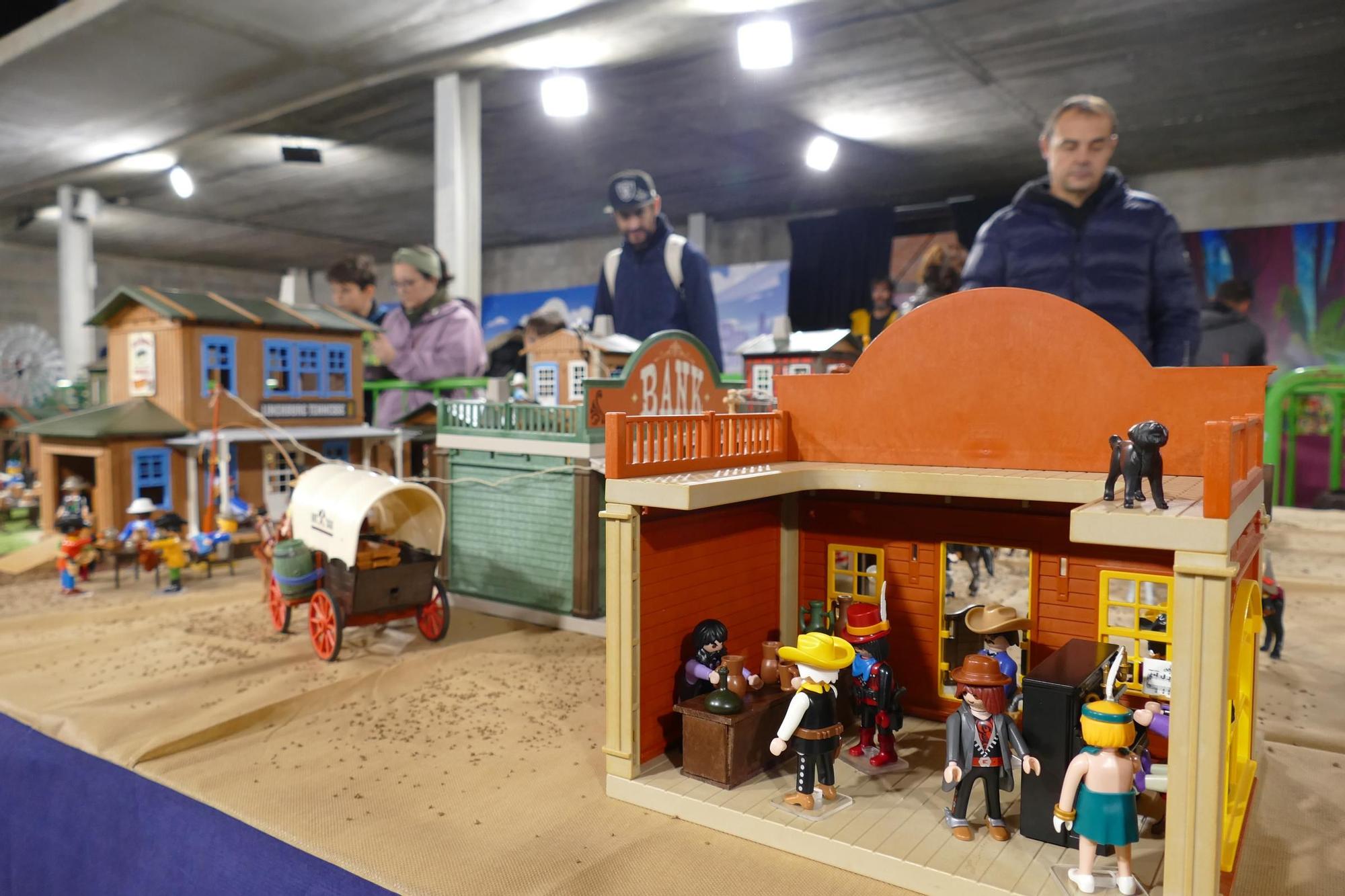 Centenars de clicks de Playmobil ocupen el Casino Menestral Figuerenc