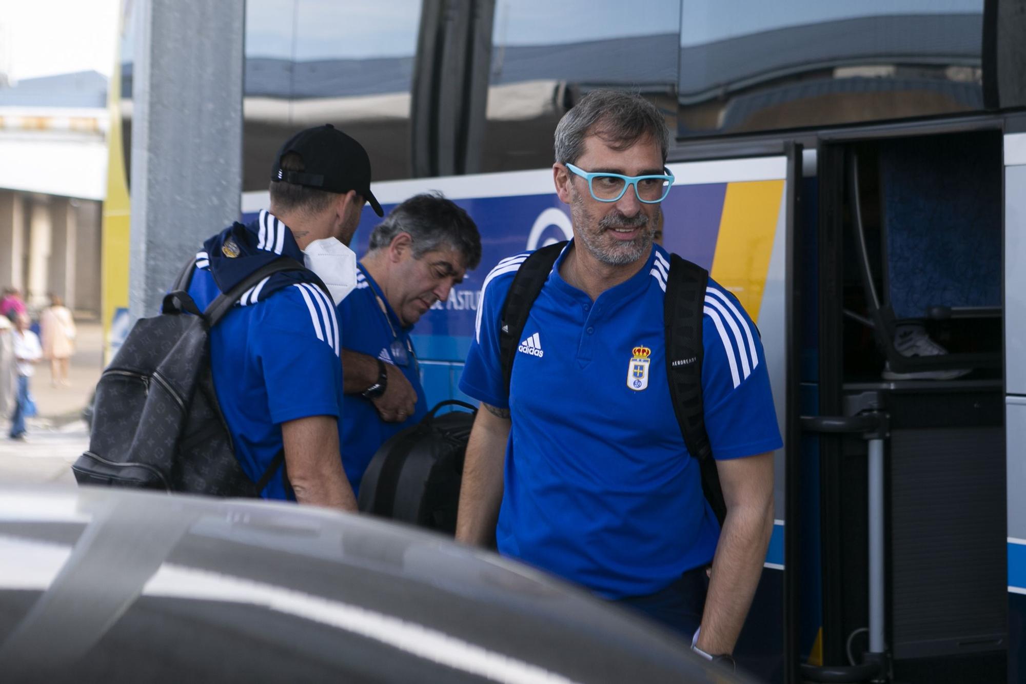 EN IMÁGENES: El Real Oviedo pisa suelo asturiano tras la destitución de Bolo y Tito Blanco