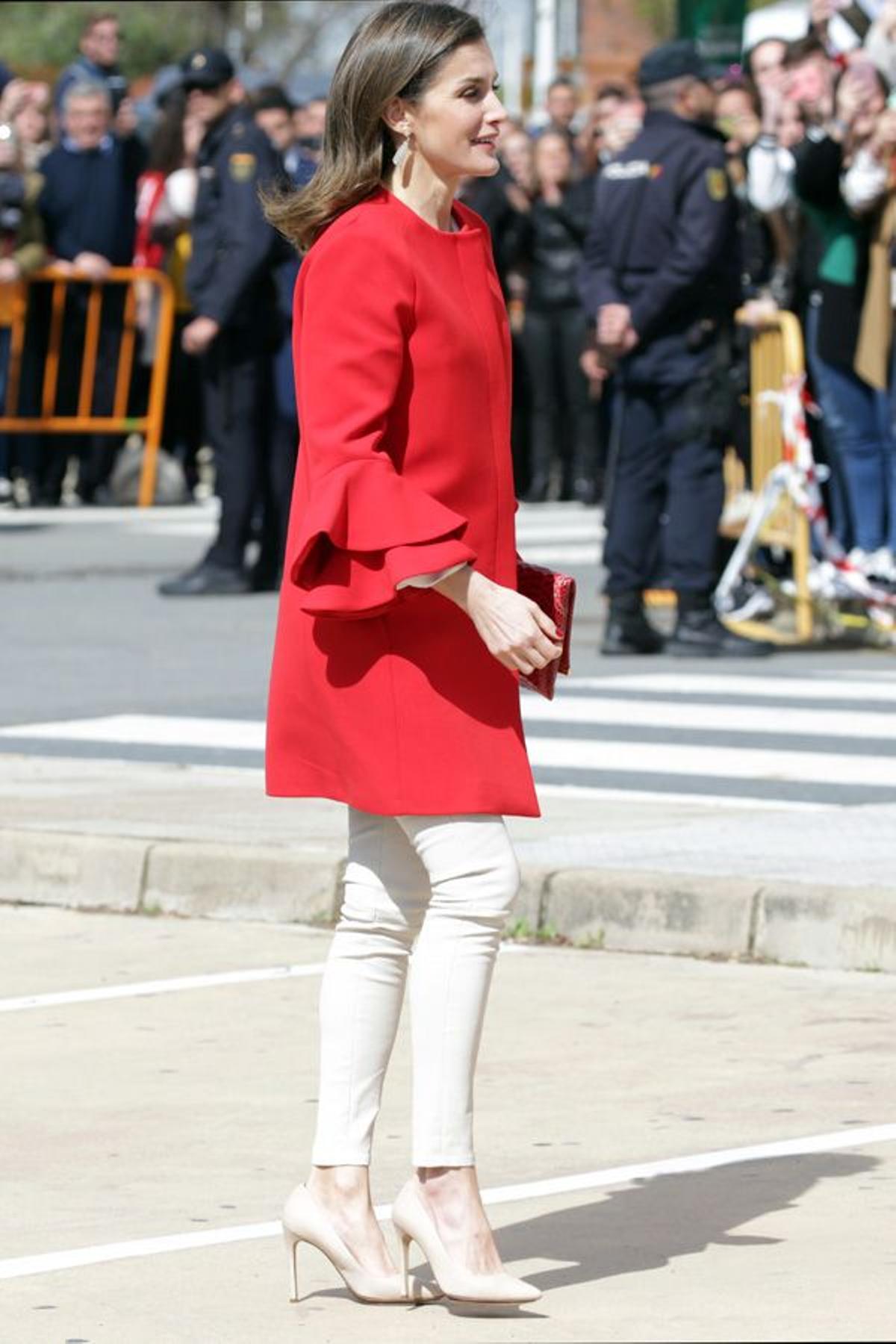 Letizia Ortiz y su abrigo rojo con volantes en las mangas de Zara y pantalones pitillo en blanco