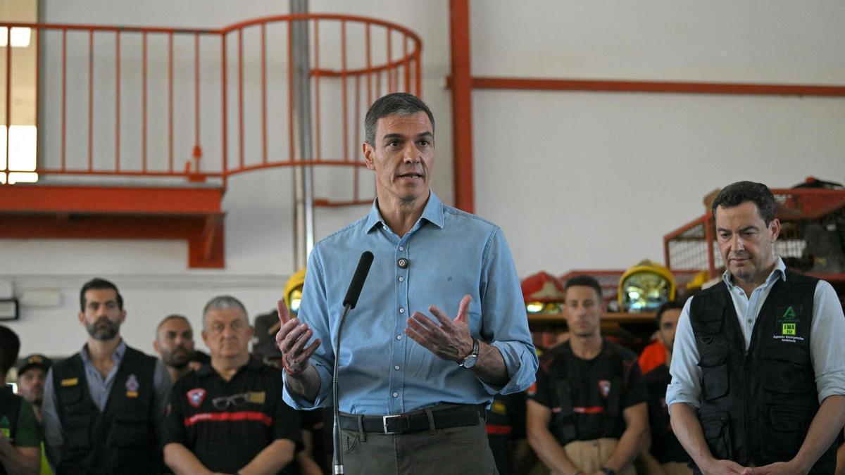 El president del Govern espanyol, Pedro Sánchez, parla amb els mitjans de comunicació al costat del president de la regió andalusa, Juan Manuel Moreno (R), després d'un incendi forestal que va matar almenys a 13 persones, en el lloc de comandament establert en Turre, província d'Almeria, el 13 de juliol de 2026.