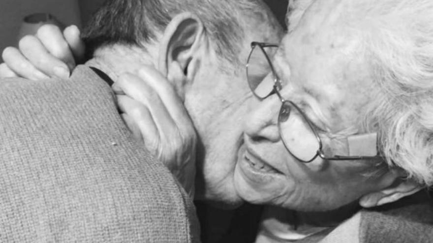 El reencuentro más emotivo entre dos ancianos que ha enamorado a las redes