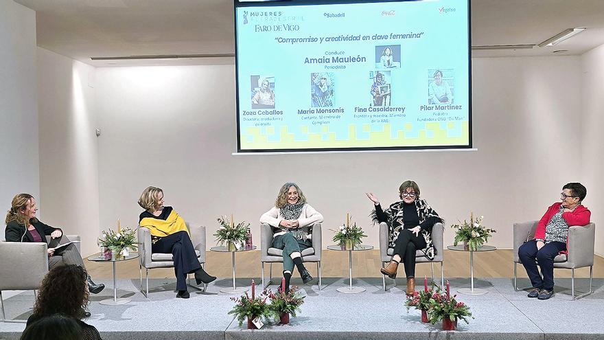 Desde la iz., Amaia Mauleón, Zaza Ceballos, María Monsonís, Fina Casalderrey y Pilar Martínez, durante una de las mesas redondas. / Marta G. Brea