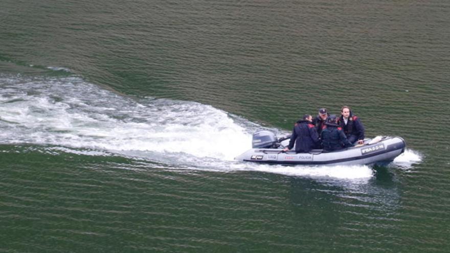 Quatre agents dels Mossos d&#039;Esquadra a bord d&#039;una embarcació pneumàtica.