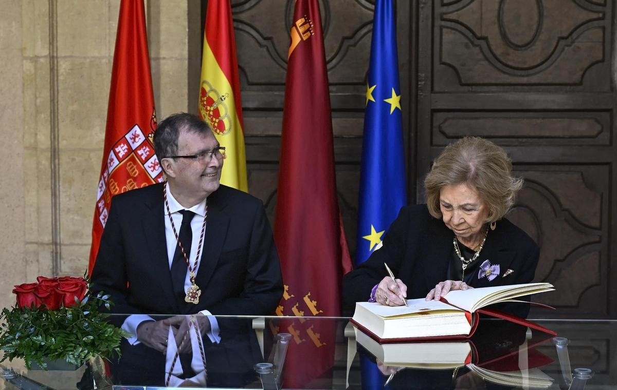La reina Sofía firmando en el Libro de Oro del Ayuntamiento de Murcia