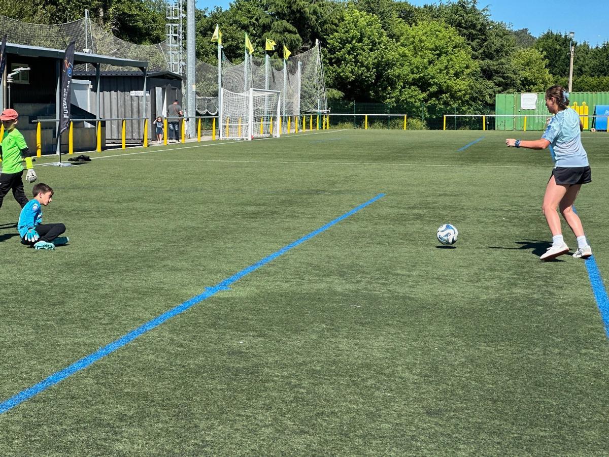 En imágenes: el club Valdés ACF conoce los secretos del portero gracias a la avilesina María Echezarreta, "Cheza"