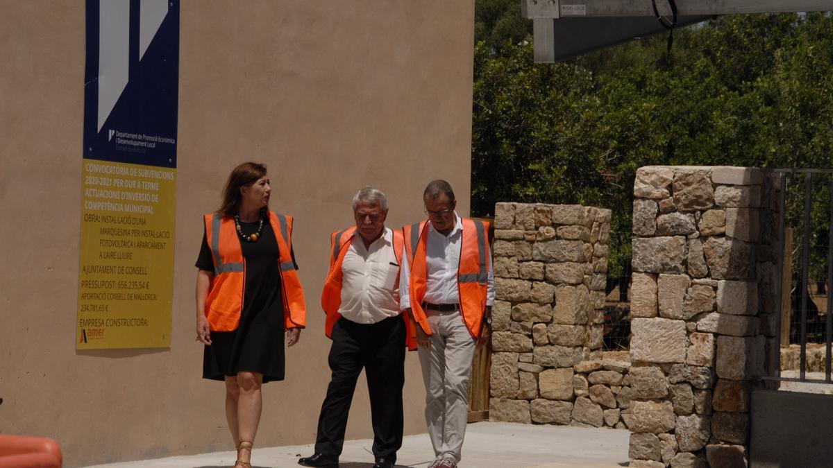 Armengol, Isern e Yllanes, durante la visita a las obras del aparcamiento, este lunes.