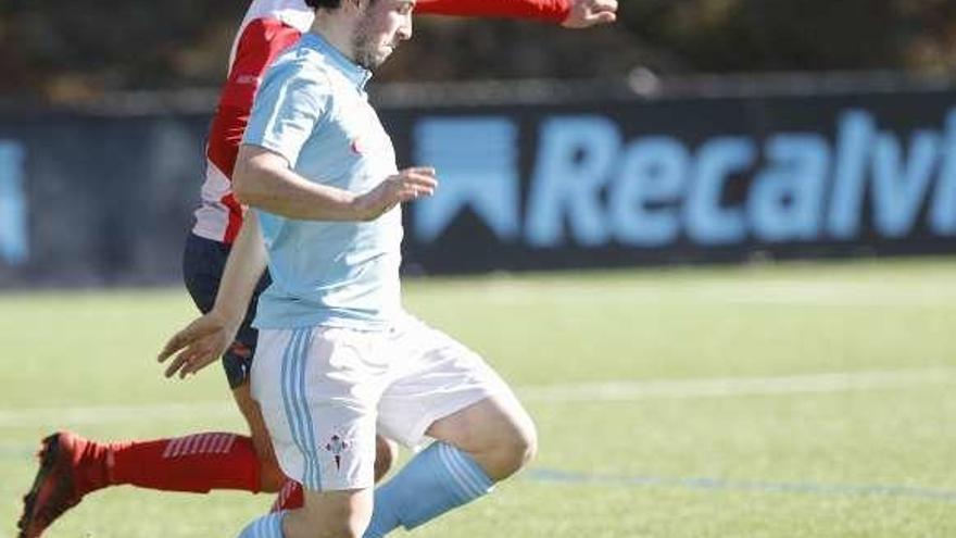 Un jugador del Celta conduce el balón. // Ricardo Grobas