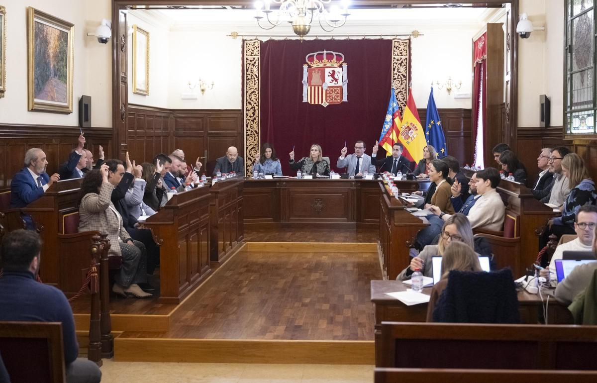 Momento de la votación de la moción que reclama al Gobierno que apruebe sus presupuestos, con los votos de PP y Vox a favor.