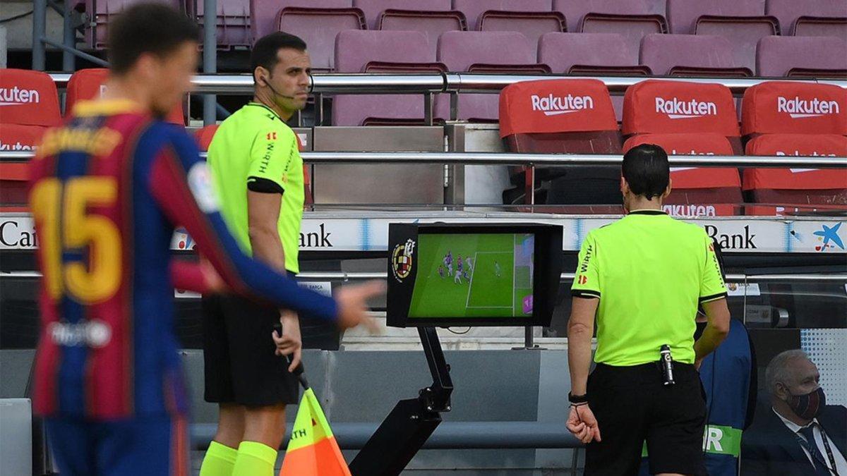 Martínez Munuera, consultando el monitor en el Camp Nou