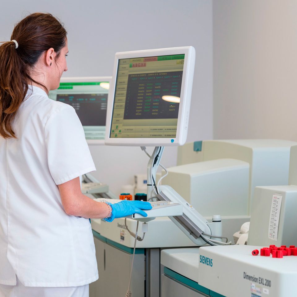 El test posvacunación se realiza a través de una extracción sanguínea que es analizada en laboratorio.