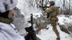Soldado ucraniano repele un ataque ruso en la zona de Márinka.