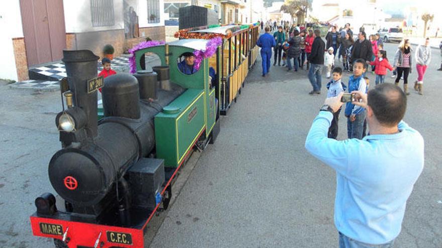 El nuevo ferrocarril, en uno de sus viajes experimentales. El 9 de julio empezará a circular de forma definitiva.