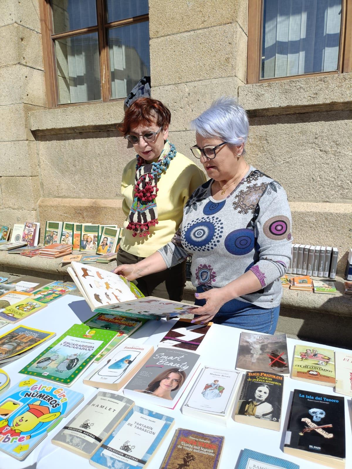 Tita Fernández, a la izquierda, junto a la concejala de Cultura de Fermoselle, Tita Fidalgo