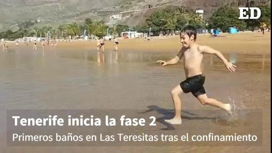 Primeros bañistas en la playa de Las Teresitas tras iniciar la fase 2 de la desescalada