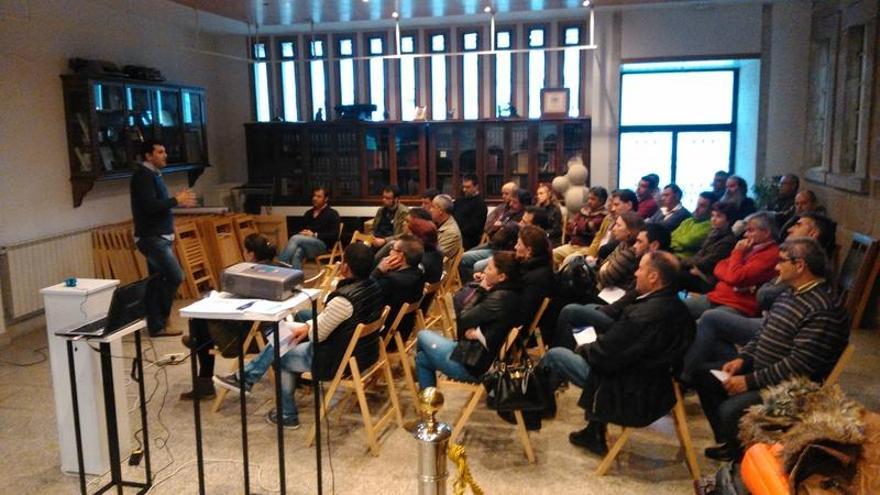 Una de las reuniones previas a la puesta en marcha del programa de apoyo.