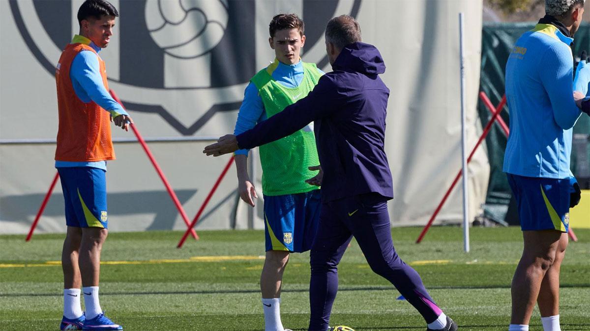 Hansi Flick, junto a Gavi en el entrenamiento